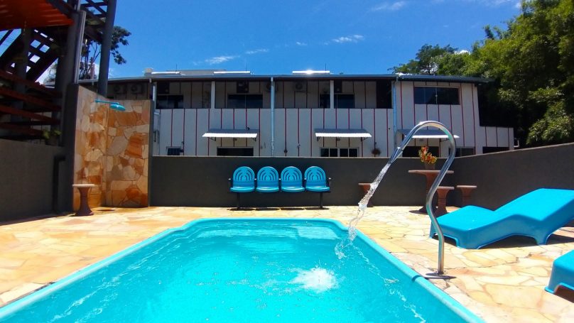 Piscina com Cascata